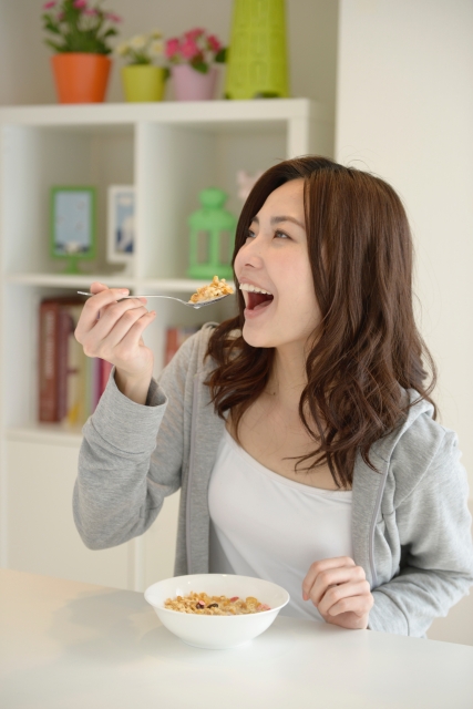 食事中の女性